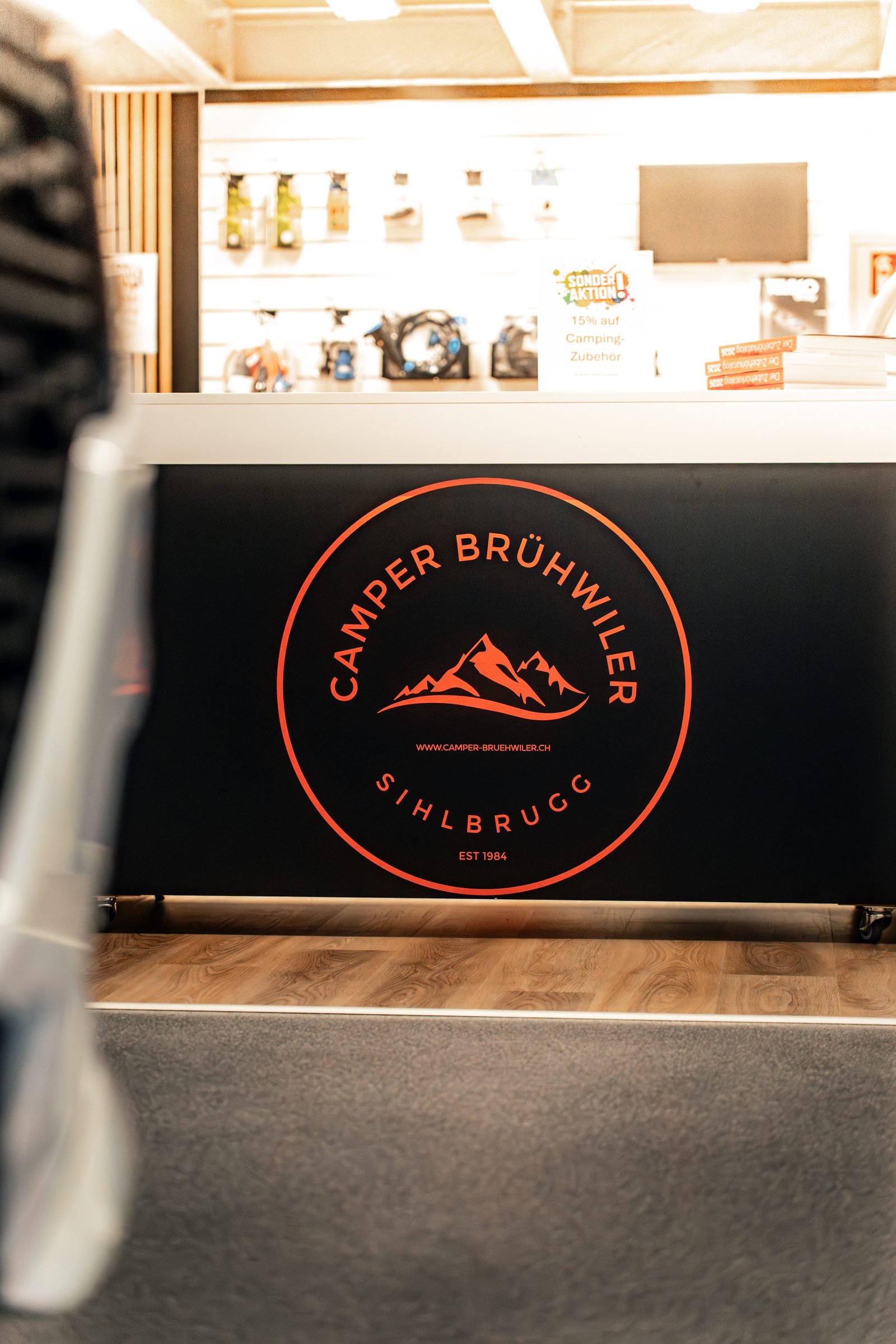 Shop-Theke mit Camper-Brühwiler-Emblem in Sihlbrugg